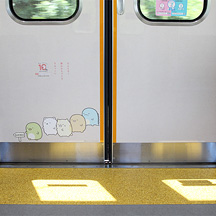 京急の電車の中に「すみっコぐらし」がいるよ