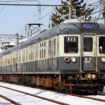 京成3300形 創立100周年リバイバルカラー電車、雪晴れを走る