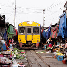 タイ国鉄の旅 7 - メークロン線 メークロンの線路市場