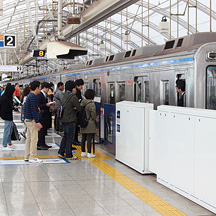 京成線 日暮里駅ホームドアの動作状況を見る