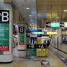 京成線 日暮里駅のインターナショナルな案内サイン