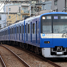 京急600形・2100形 「KEIKYU BLUE SKY TRAIN」20周年特別装飾を実施