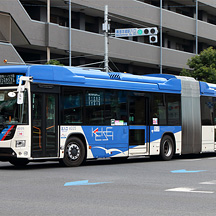 京成バス4005号車 カモメカラーの日野ブルーリボンハイブリッド連節バス